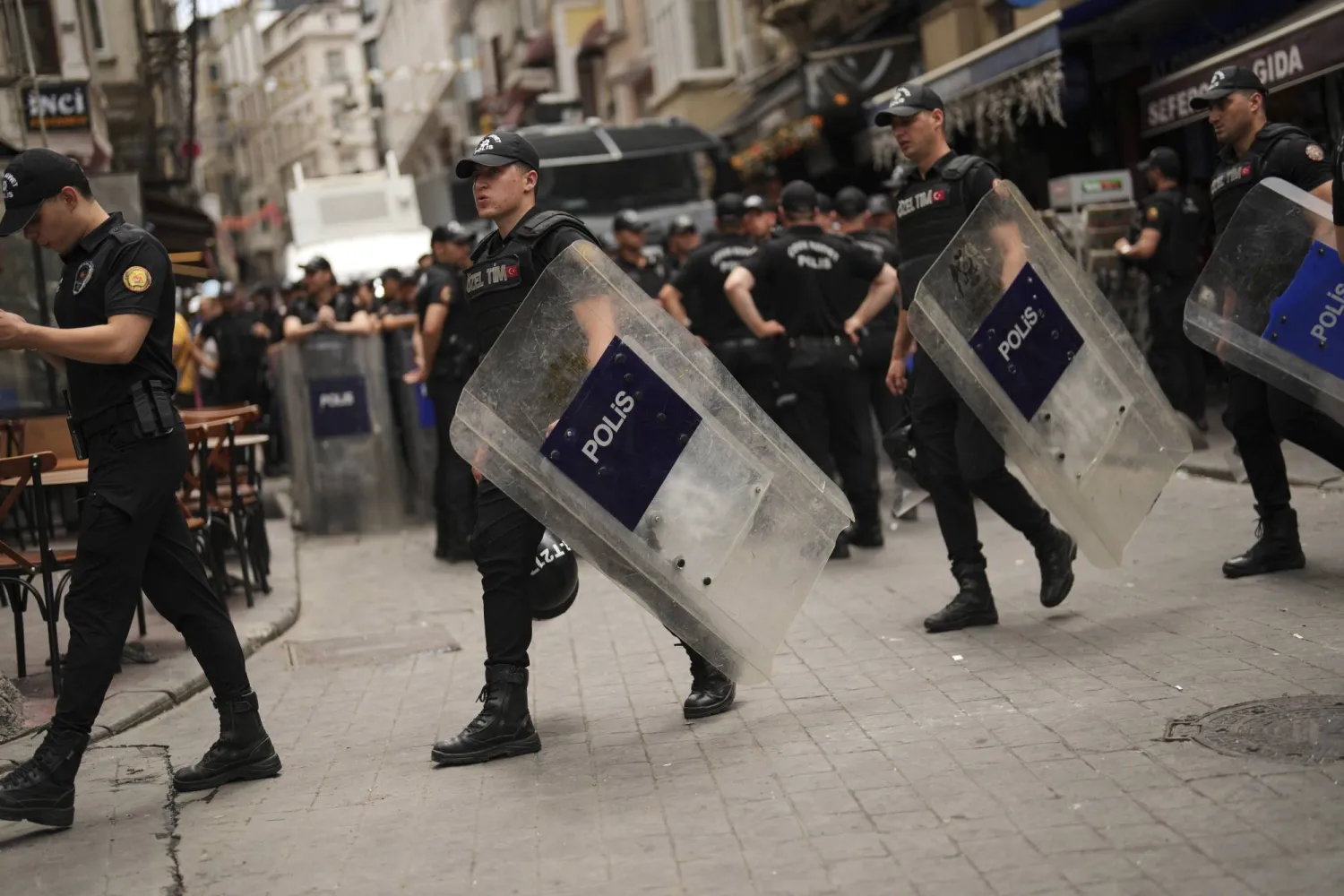 أفراد من شرطة مكافحة الشغب التركية في إسطنبول (أ.ب)