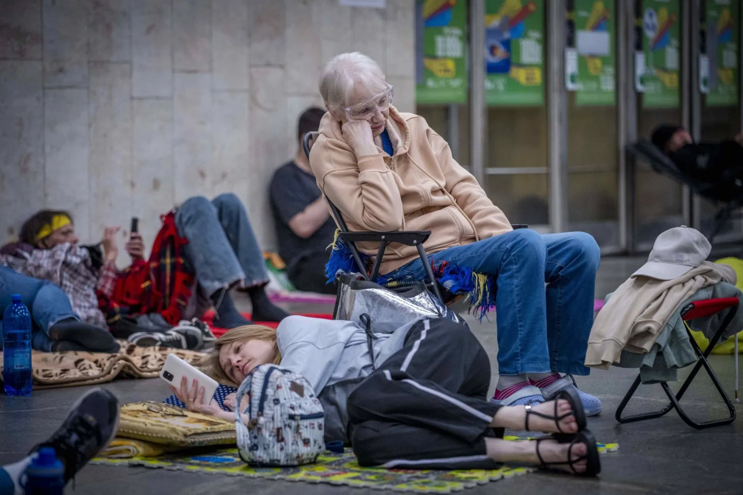 أوكرانيون لجأوا إلى محطة لقطارات الأنفاق في كييف للاحتماء من المسيّرات الروسية (أ.ب)