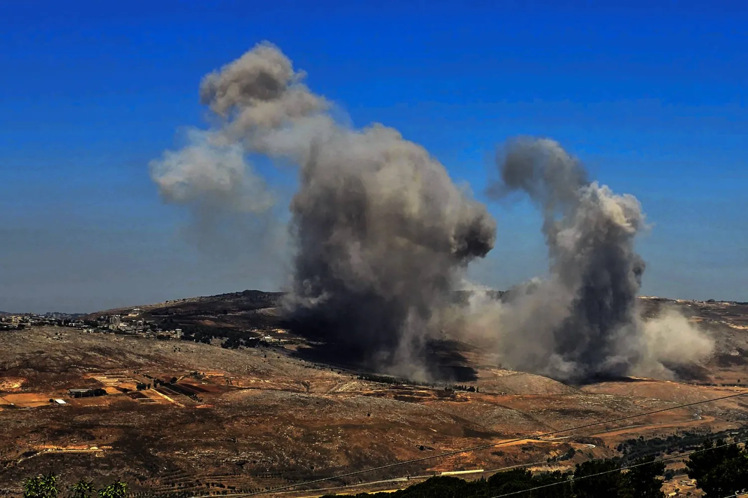 الدخان يتصاعد بعد الغارات الإسرائيلية على مناطق في جنوب لبنان (د.ب.أ)