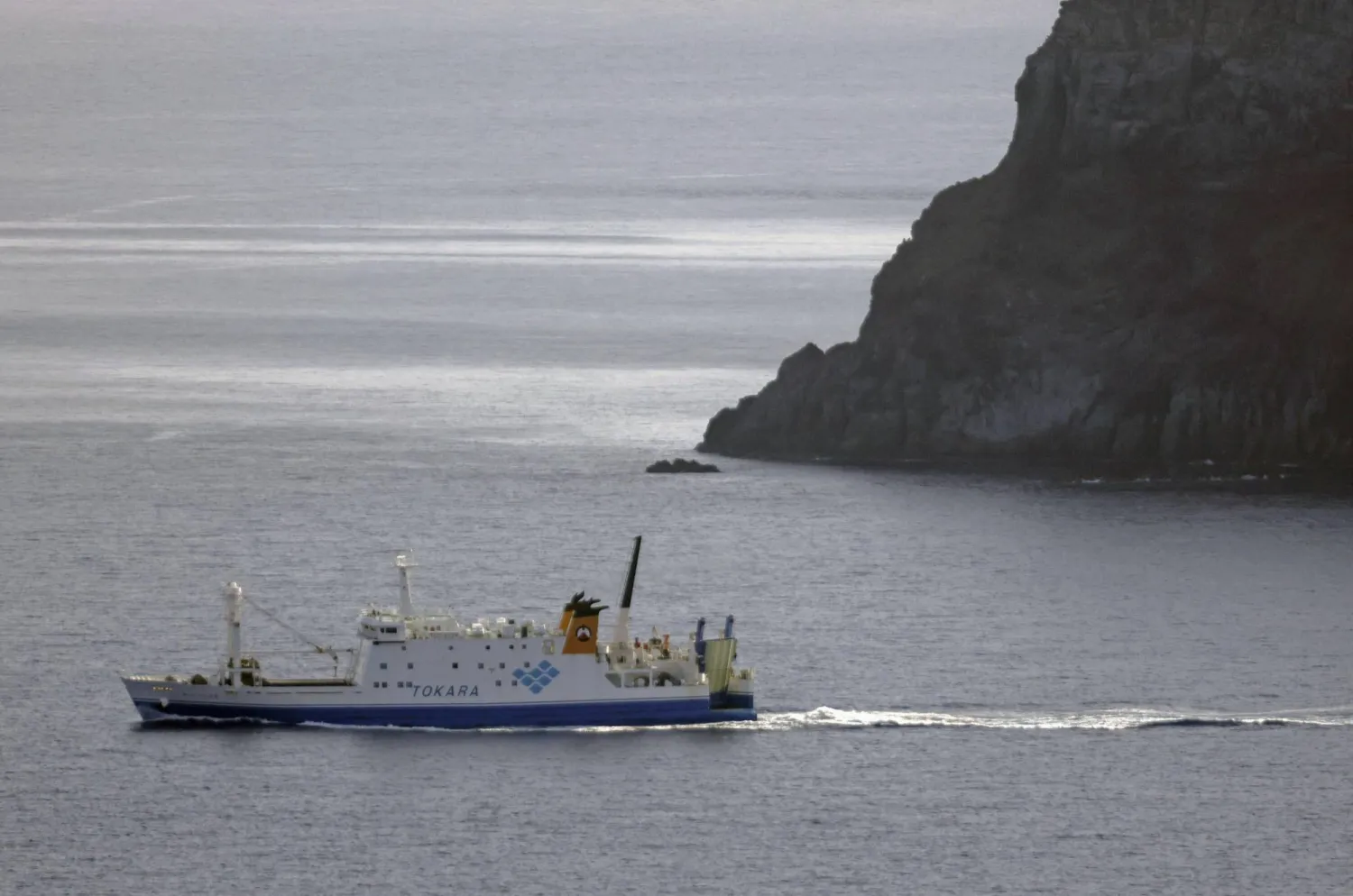 عبّارة تنقل سكاناً من جزيرة أكوسيكي اليابانية (أ.ب)