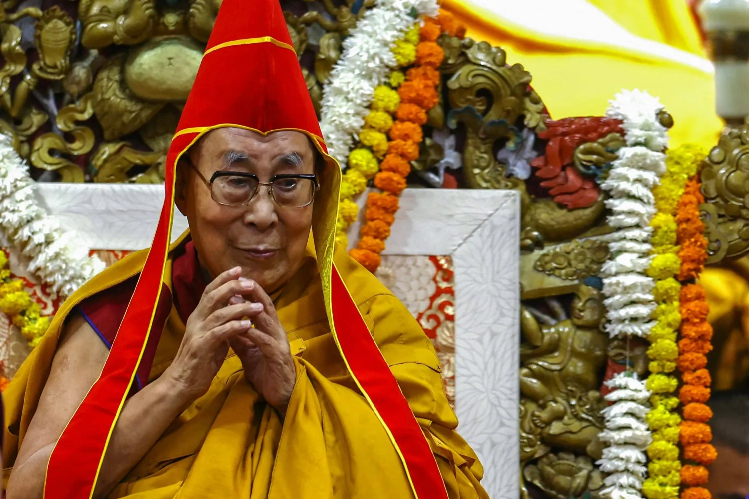 الزعيم الروحي التبتي الدالاي لاما يحضر حفلاً للصلاة في المعبد التبتي الرئيسي (أ.ف.ب)