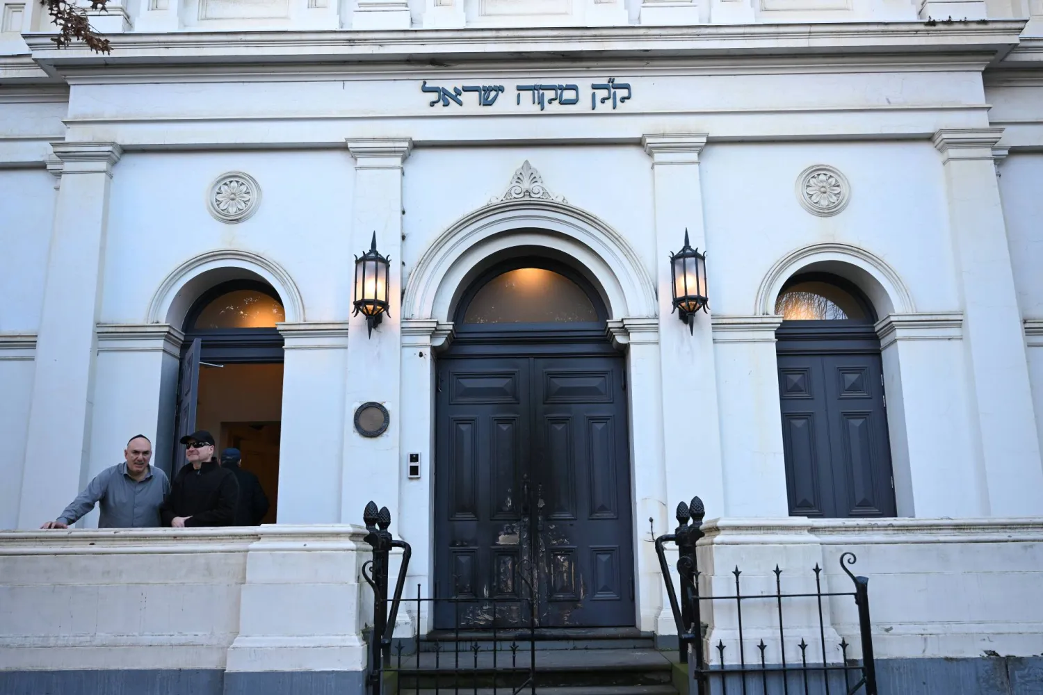 05 July 2025, Australia, Melbourne: Damage is seen on the exterior of the East Melbourne Hebrew Congregation in Melbourne. Photo: James Ross/AAP/dpa