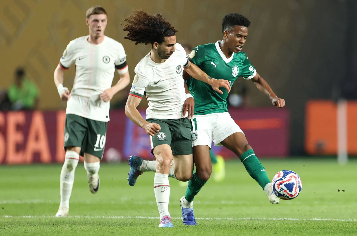 إستيفاو ويليان (يمين) يمر من كوكوريلا مدافع تشيلسي (أ.ف.ب)