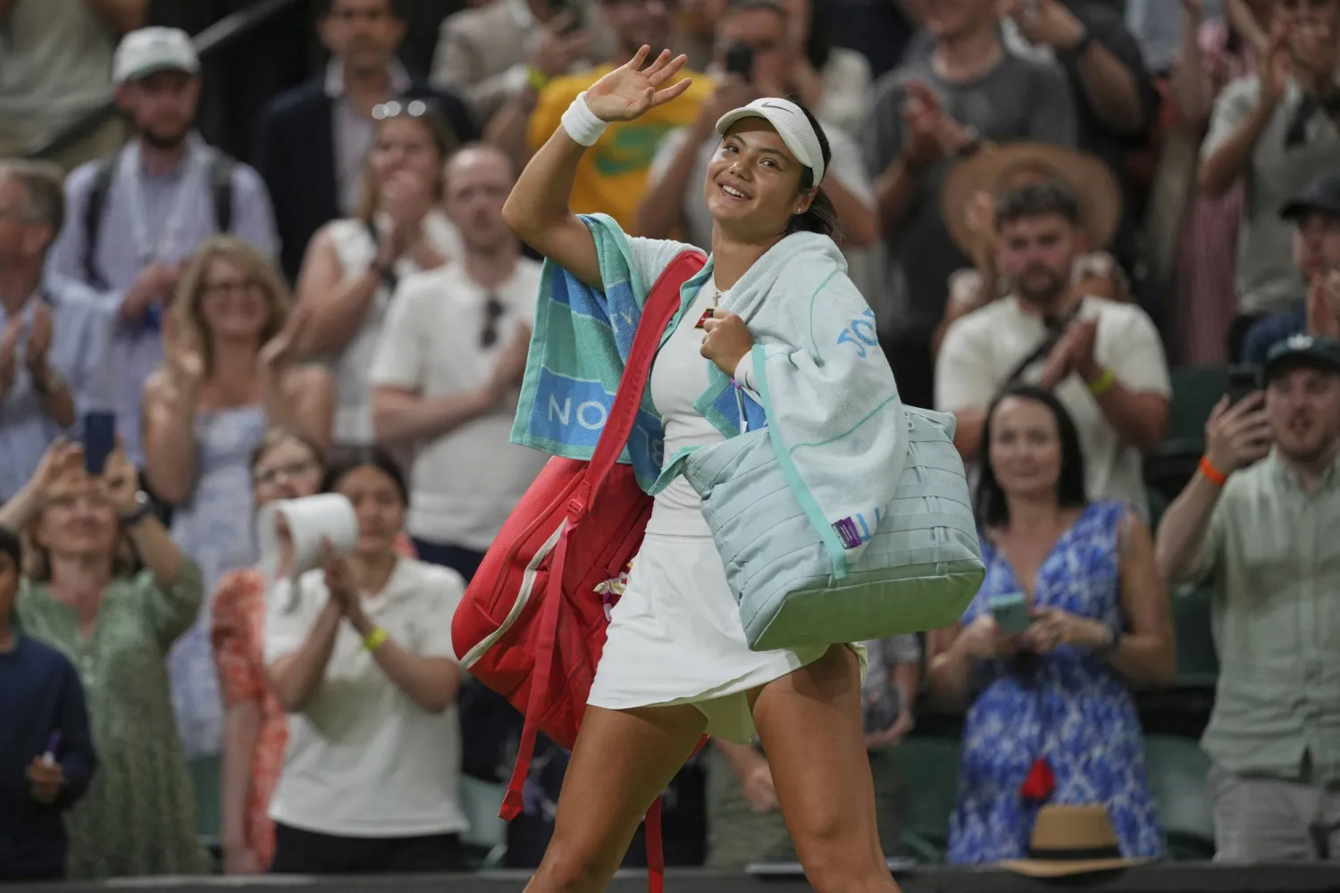 البريطانية إيما رادوكانو ودّعت ويمبلدون (أ.ب)