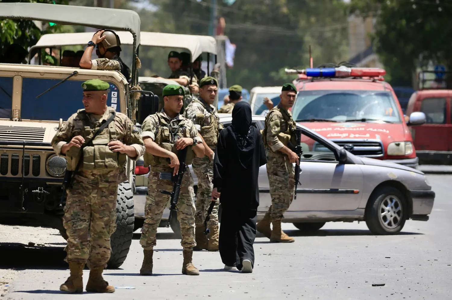 جنود من الجيش اللبناني في موقع استهداف إسرائيلي لمدينة النبطية بجنوب لبنان الأسبوع الماضي (إ.ب.أ)