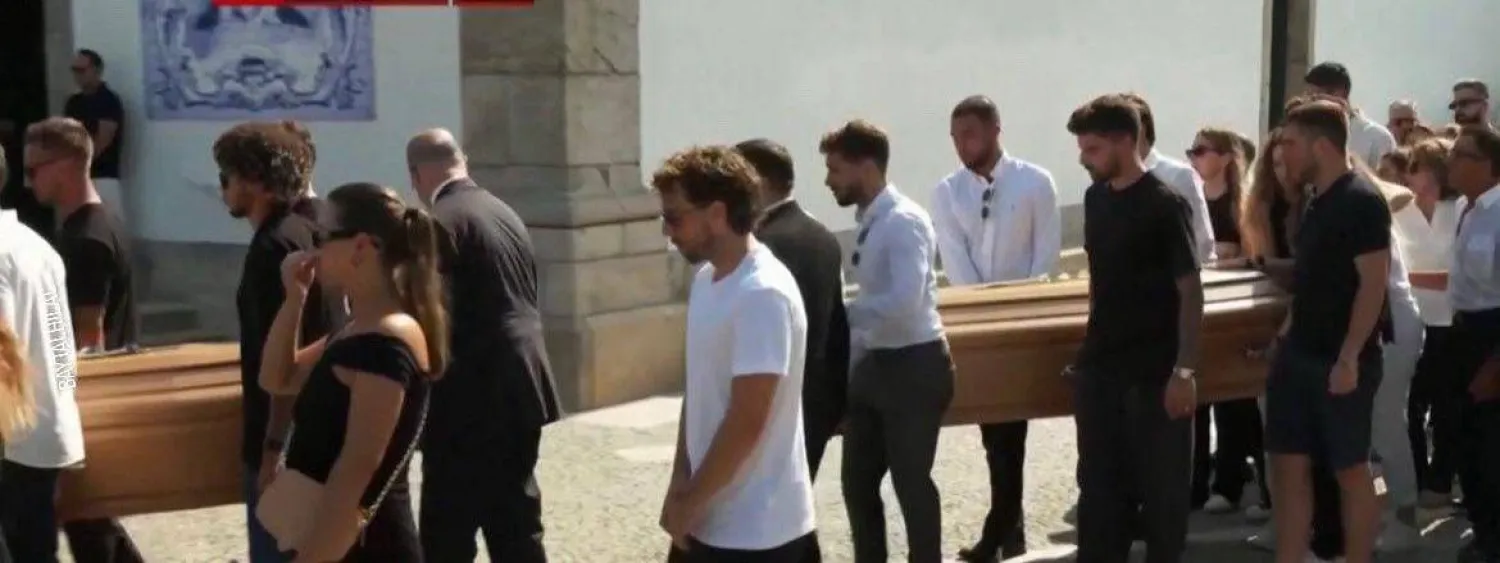 نيفيز أحد حاملي جثمان جوتا في مراسم تشييع جنازته بالبرتغال (وسائل إعلام برتغالية)