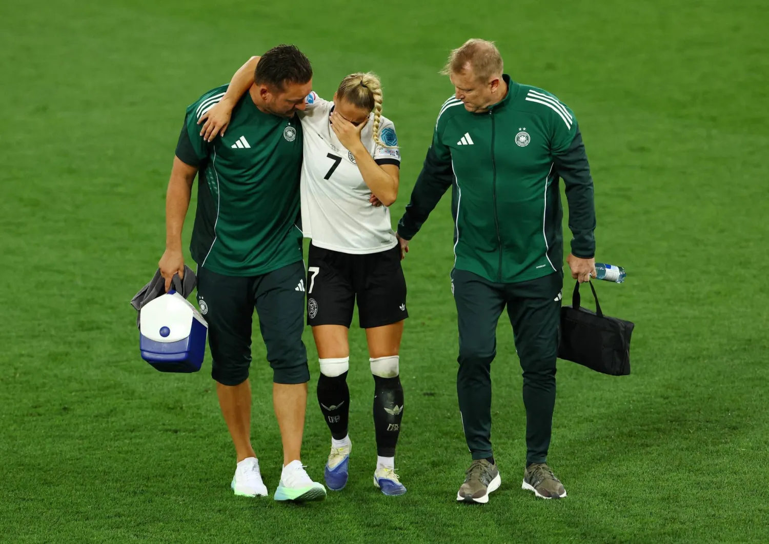 يوليا جوين قائدة منتخب ألمانيا خرجت مصابة خلال مواجهة بولندا (رويترز)