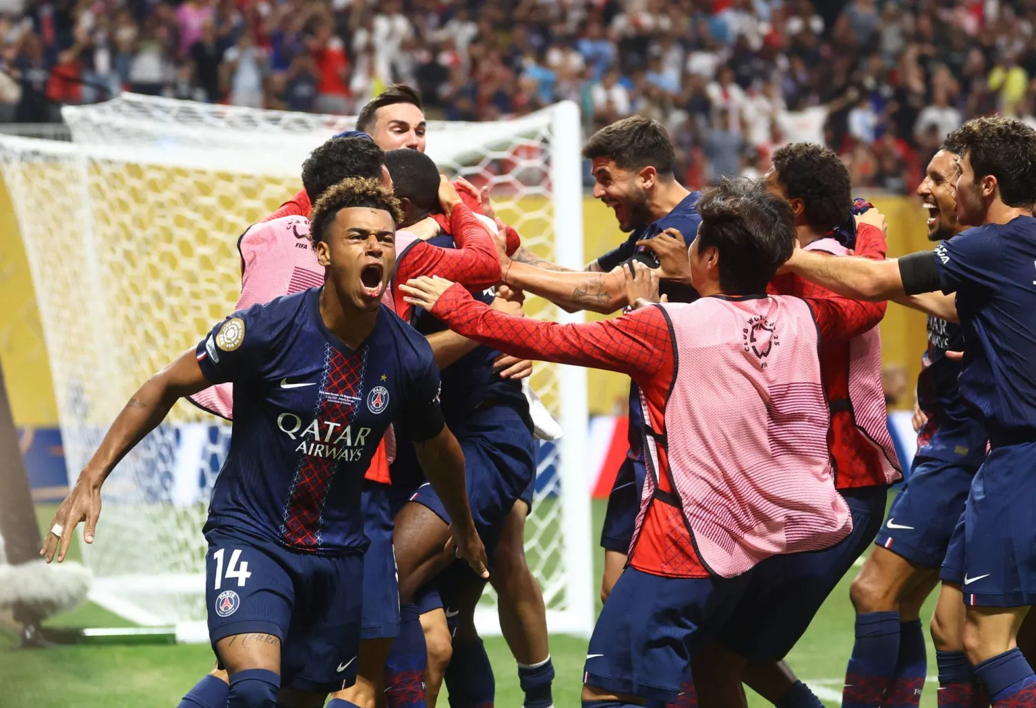 فرحة باريسية بعد الهدف الثاني (رويترز)