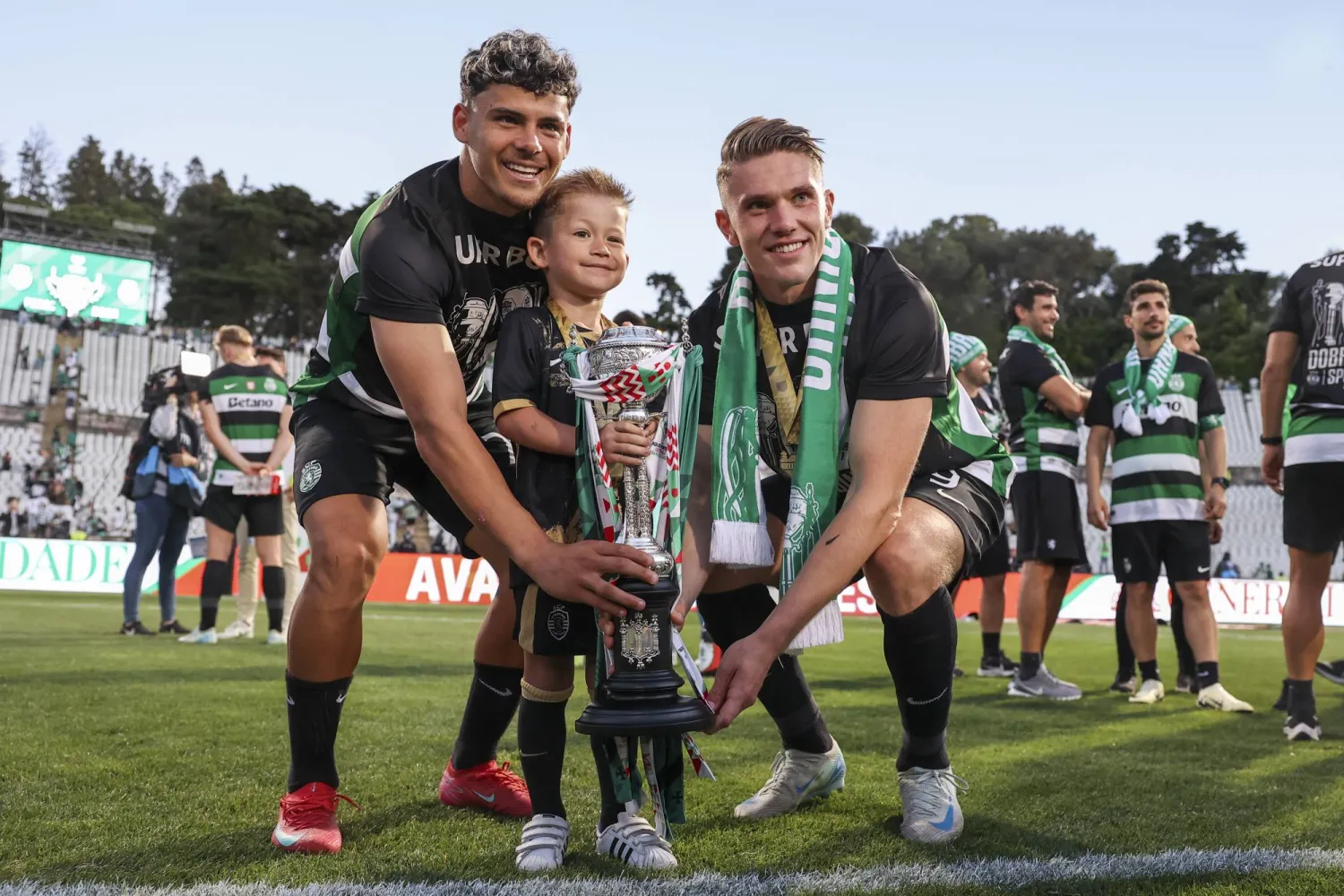 فيكتور غيوكيريس (يمين) قاد سبورتنغ لشبونة إلى الجمع بين بطولتي الدوري والكأس في البرتغال (إ.ب.أ)