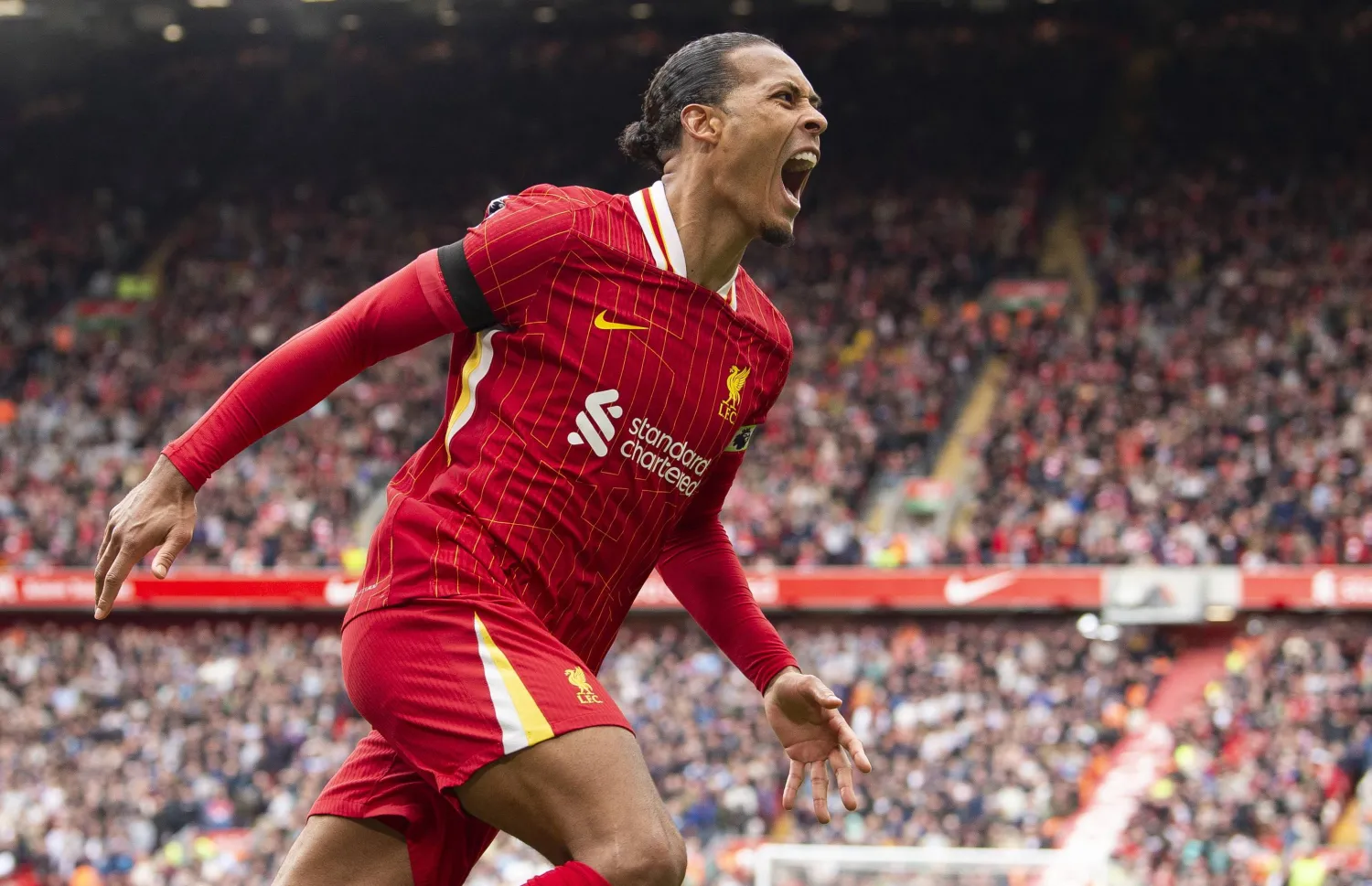 فان دايك صخرة في دفاع ليفربول وقادر على هز شباك المنافسين (إ.ب.أ)