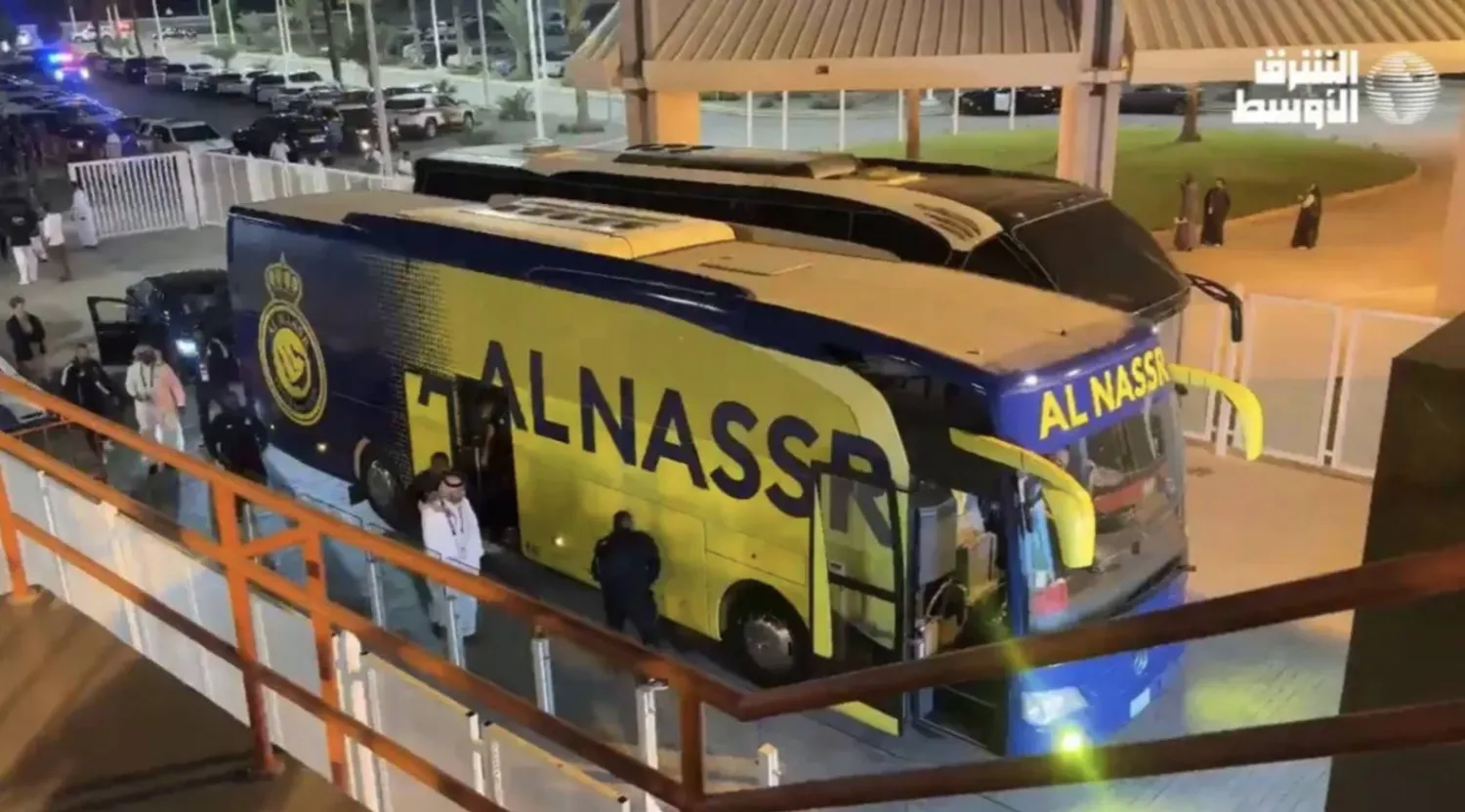 حافلة النصر لحظة دخولها ملعب «الشرائع» (الشرق الأوسط)
