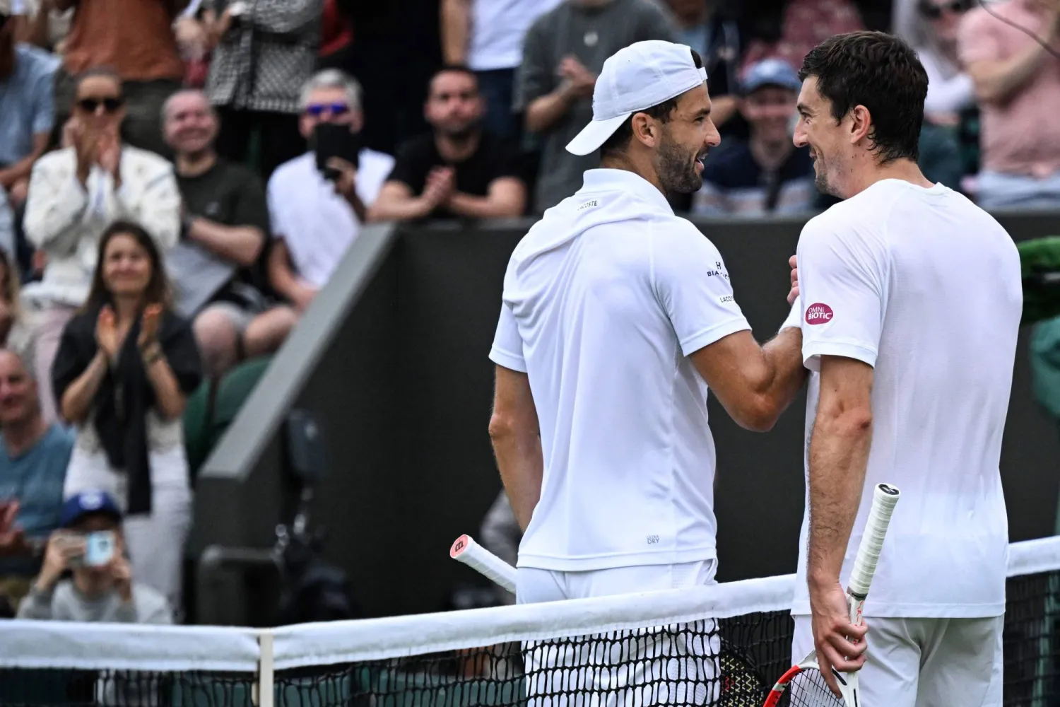 ديميتروف وأوفنر يتصافحان بعد نهاية المواجهة (أ.ف.ب)