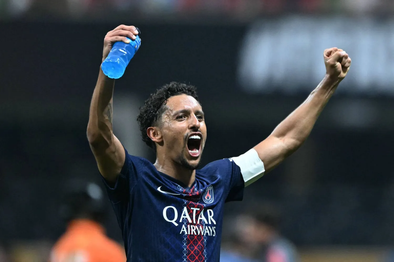 ماركينيوس محتفلاً بالفوز على البايرن (أ.ف.ب)