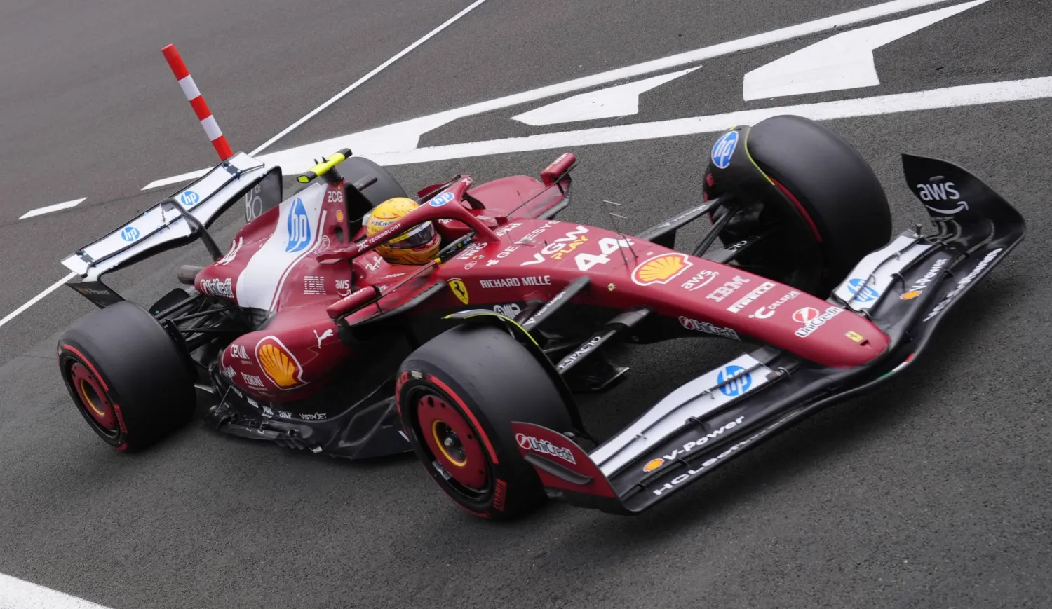 هاميلتون خلال التجارب الحرة (د.ب.أ)