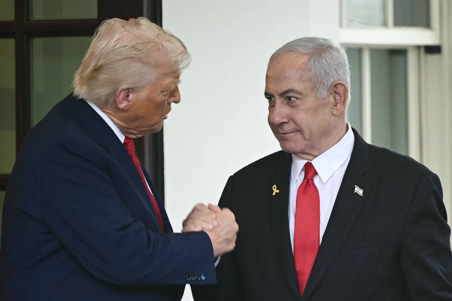 الرئيس الأميركي دونالد ترمب يصافح رئيس الوزراء الإسرائيلي بنيامين نتنياهو لدى مغادرة الأخير البيت الأبيض في أبريل 2025 (أ.ف.ب)