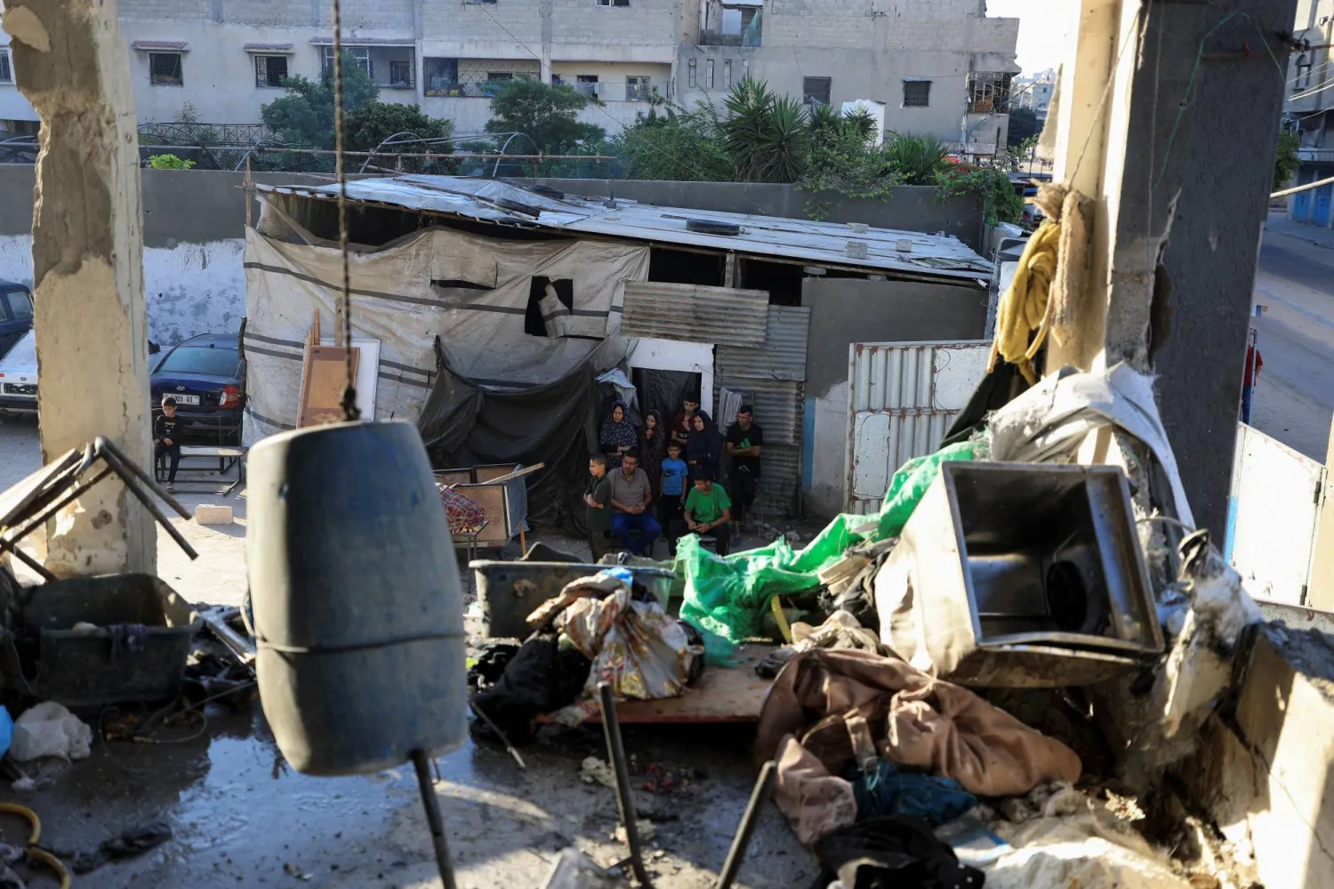 فلسطيميون يعاينون أمس الدمار الذي خلفته ضربة إسرائيلية الليلة قبل الماضية في مدرسة تابعة لـ"أونروا" بمدينة غزة (رويترز)