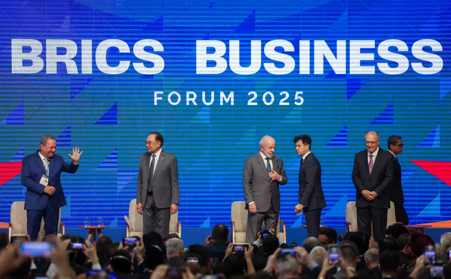 الرئيس البرازيلي لولا دا سيلفا ونائبه ورئيس الوزراء الماليزي يشاركون في افتتاح منتدى أعمال البريكس في ريو دي جانيرو 5 يوليو الحالي (رويترز)