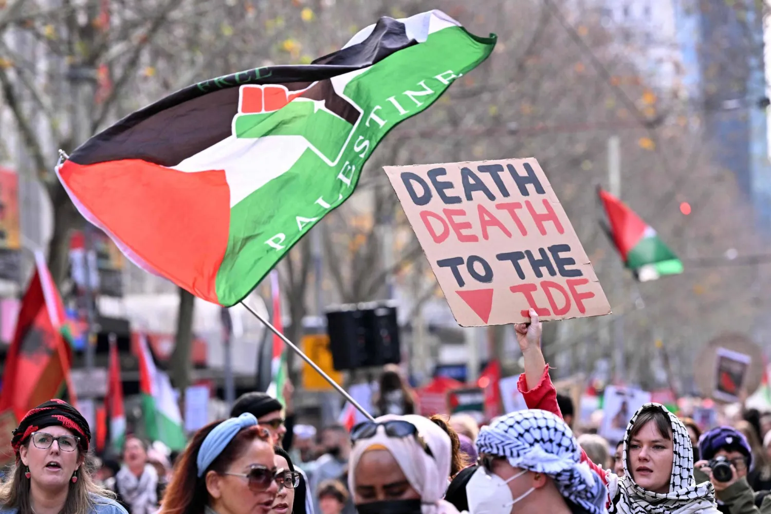 يحمل الناس لافتات ويلوحون بالأعلام خلال مسيرة مؤيدة للفلسطينيين في شوارع ملبورن في 6 يوليو/تموز 2025، وسط الصراع الدائر بين إسرائيل وحركة حماس الفلسطينية  ( أ.ف.ب ّ)