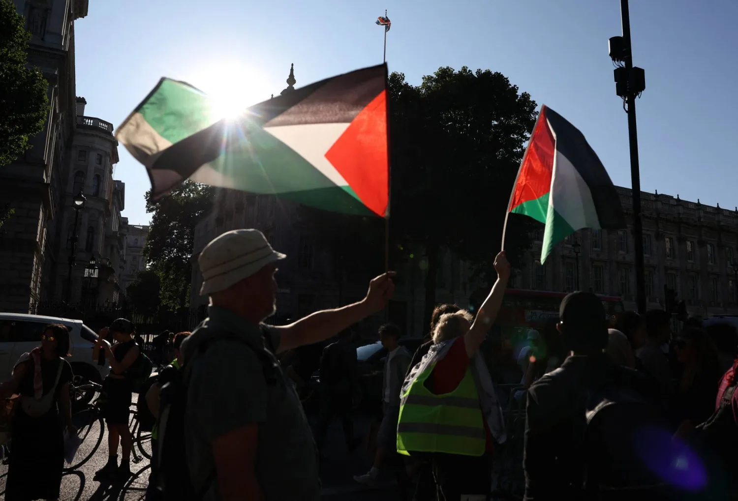 ناشطون يلوحون بالأعلام الفلسطينية خلال احتجاج بعد تصويت المشرعين البريطانيين على حظر جماعة «فلسطين أكشن» خارج «داونينغ ستريت» في لندن... 2 يوليو 2025 (رويترز)