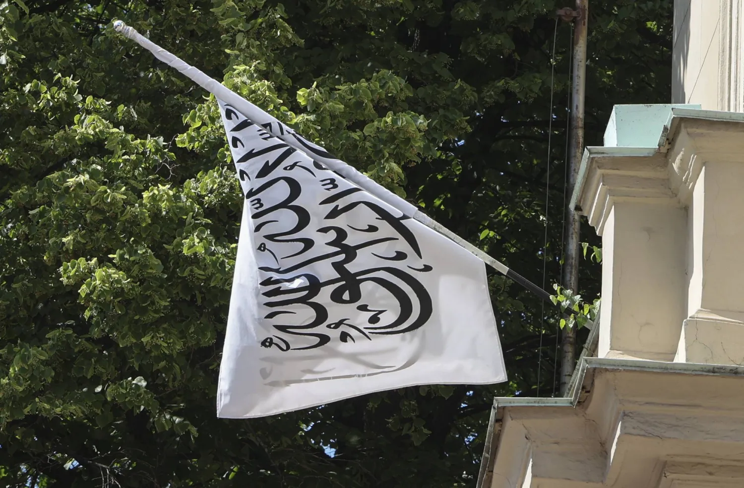 يرفرف علم إمارة أفغانستان الإسلامية فوق السفارة الأفغانية في موسكو... 4 يوليو 2025 (إ.ب.أ)