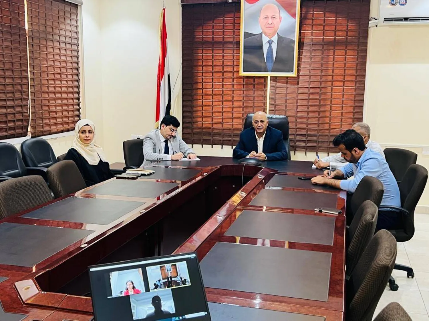 وزير المياه والبيئة خلال مناقشة مع السفيرة الفرنسية لدى اليمن عبر الإنترنت (الحكومة اليمنية)
