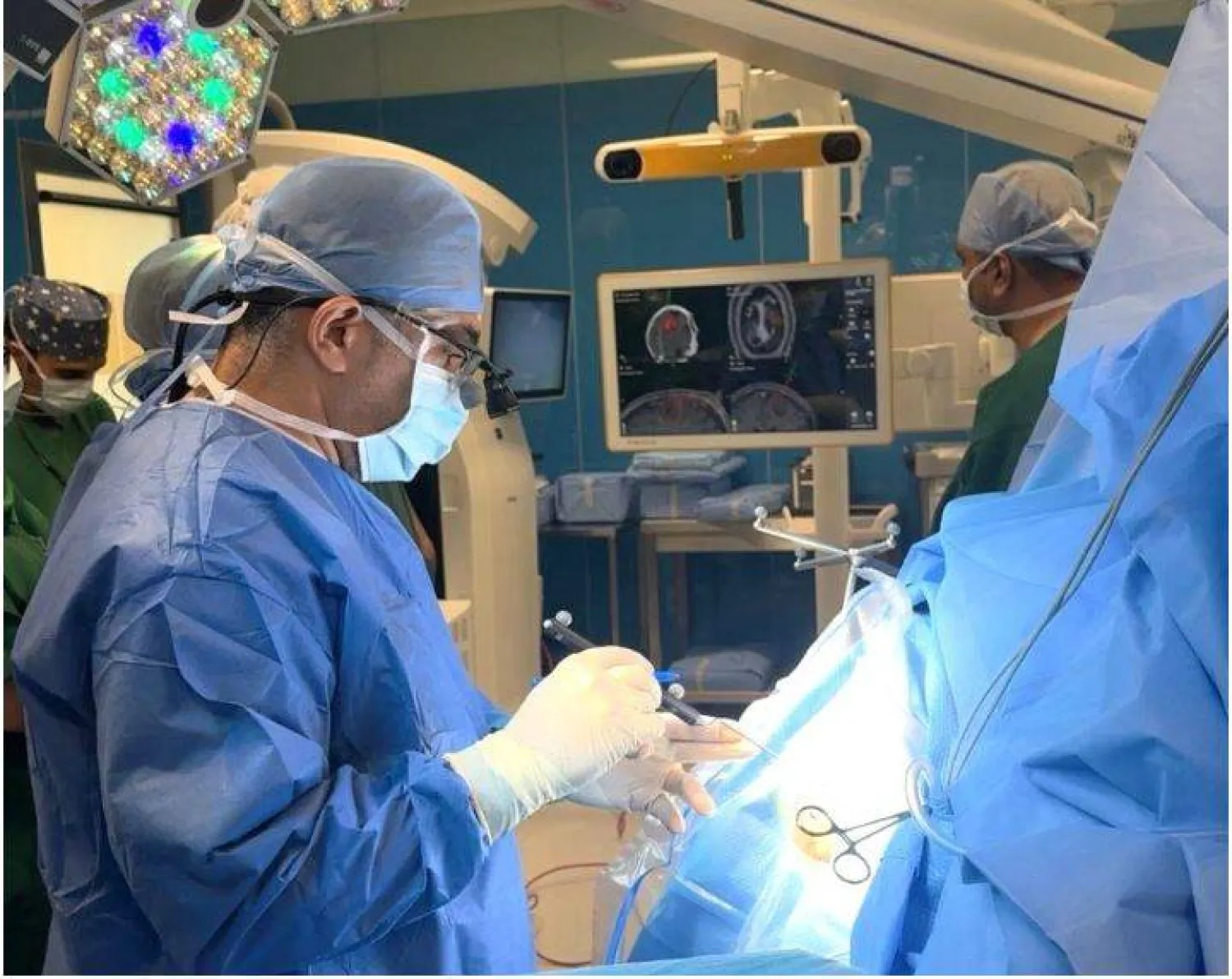 جانب من الجراحة (وكالة الأنباء العمانية)