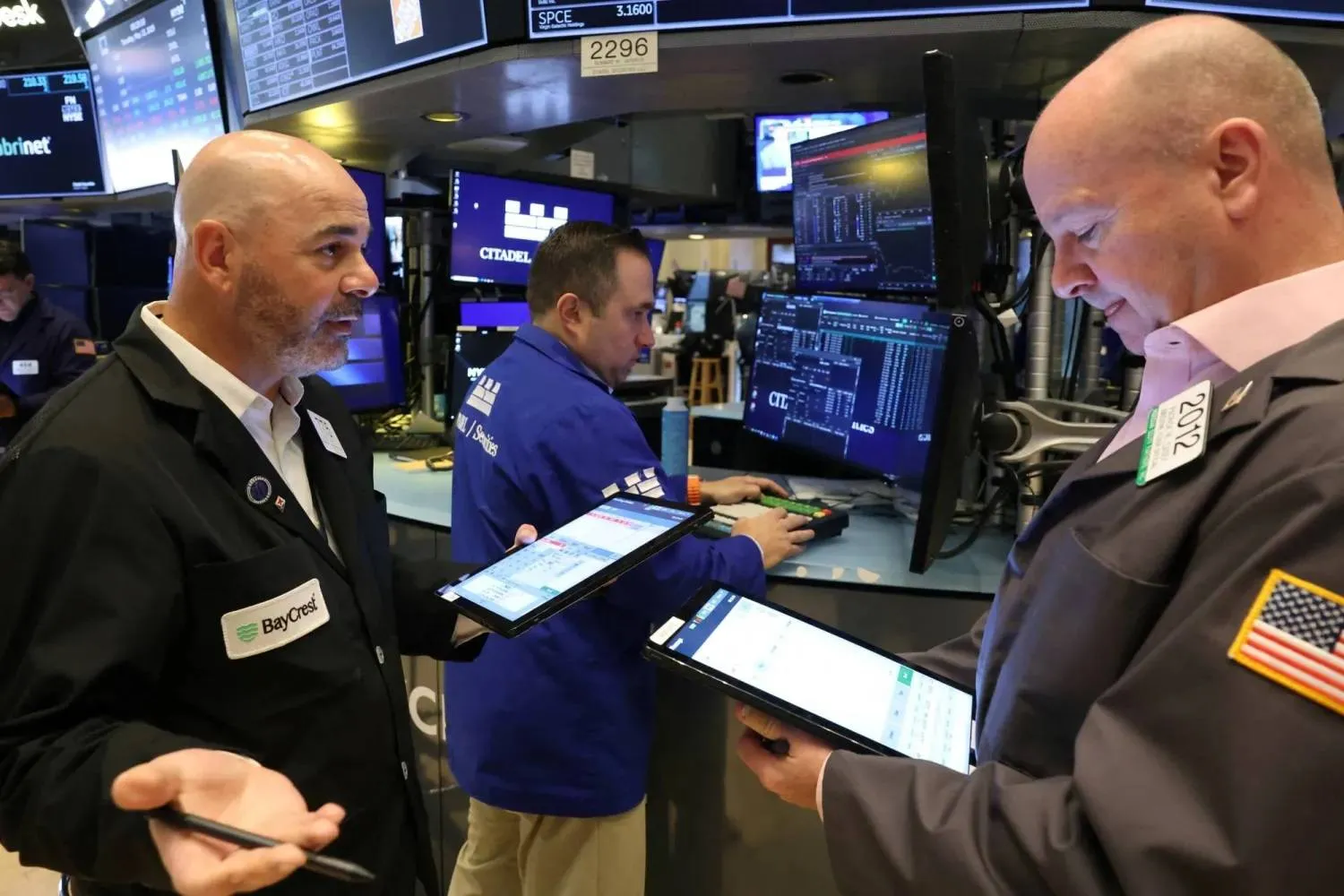 متداولون يعملون في «وول ستريت» بنيويورك (رويترز)