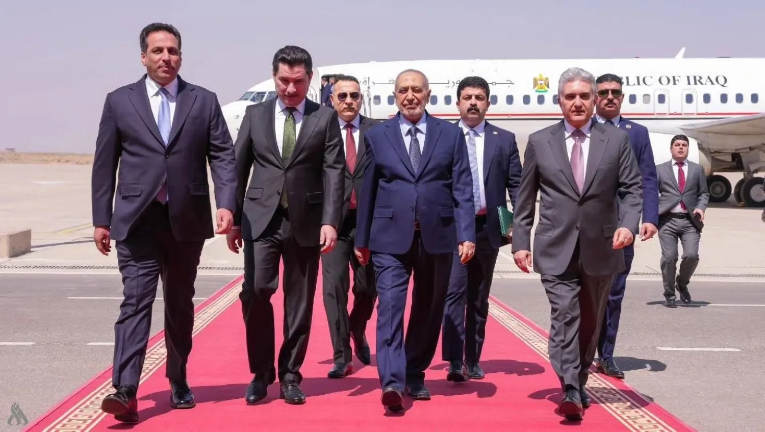 رئيس البرلمان العراقي محمود المشهداني عند وصوله إلى مطار أربيل (وكالة الأنباء العراقية)