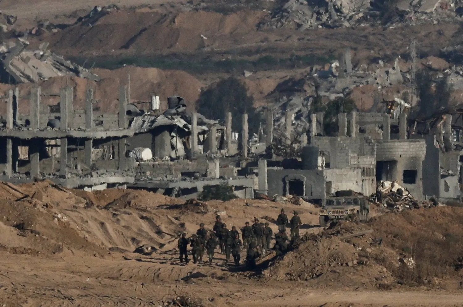 جنود إسرائيليون في قطاع غزة اليوم (رويترز)