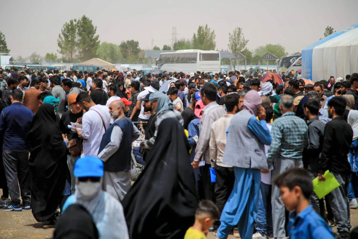وصل لاجئون أفغان من إيران إلى معبر إسلام قلعة الحدودي بين أفغانستان وإيران، في 5 يوليو/تموز 2025. عند معبر إسلام قلعة في ولاية هرات، عادةً ما يكون المعبر مشغولاً بمعالجة جميع الأمور، من التهريب إلى الترحيل، حيث يسعى الشباب إلى العمل في إيران. ولكن منذ أن أمرت طهران الأفغان الذين لا يملكون حق البقاء بالمغادرة بحلول 6 يوليو تموز، ازداد عدد العائدين ( أ.ف.ب )