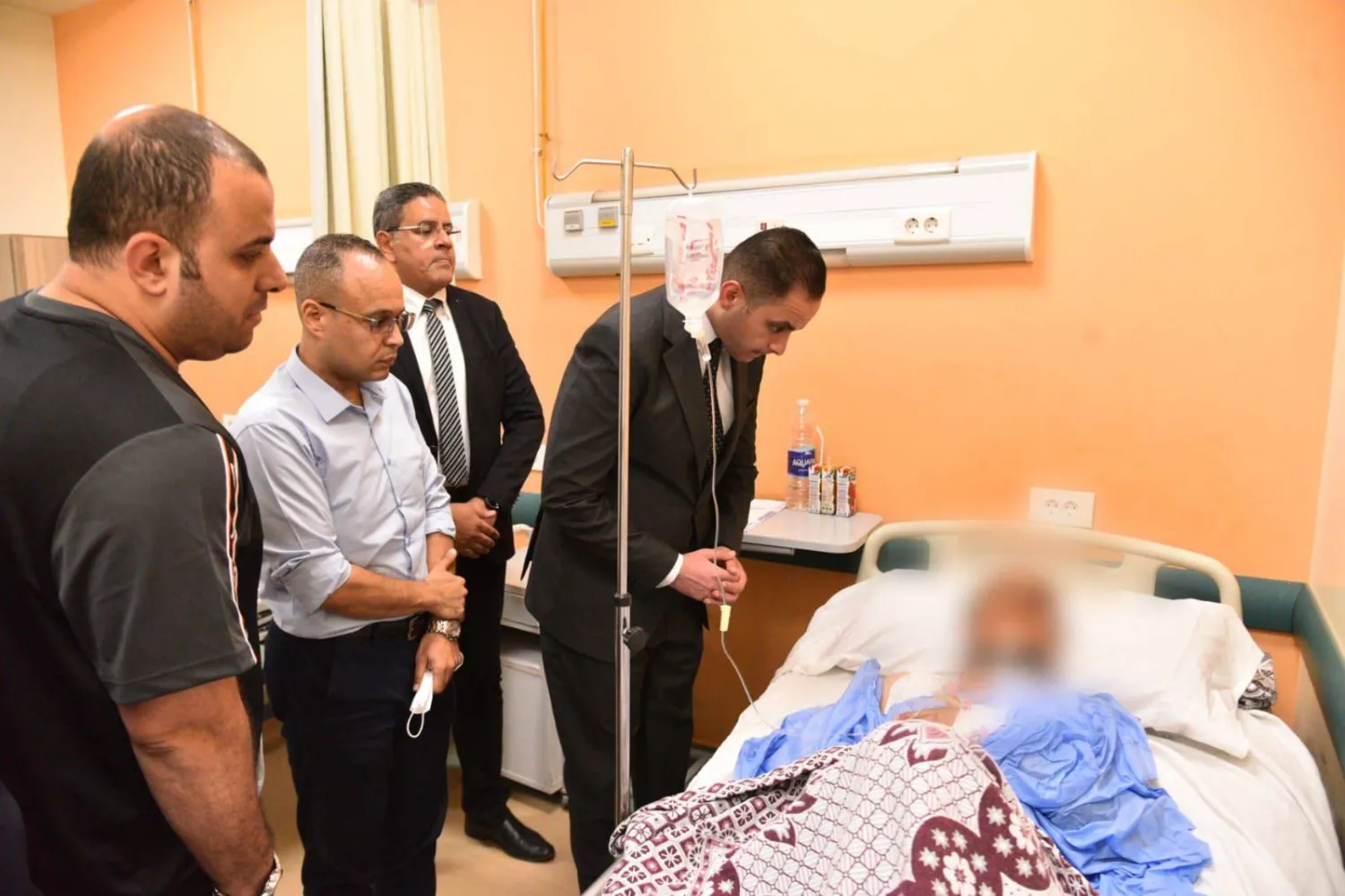 مسؤولون بوزارة الصحة المصرية يتفقدون مصابي حادث الطريق الإقليمي بالمنوفية الذي وقع السبت الماضي (مجلس الوزراء)
