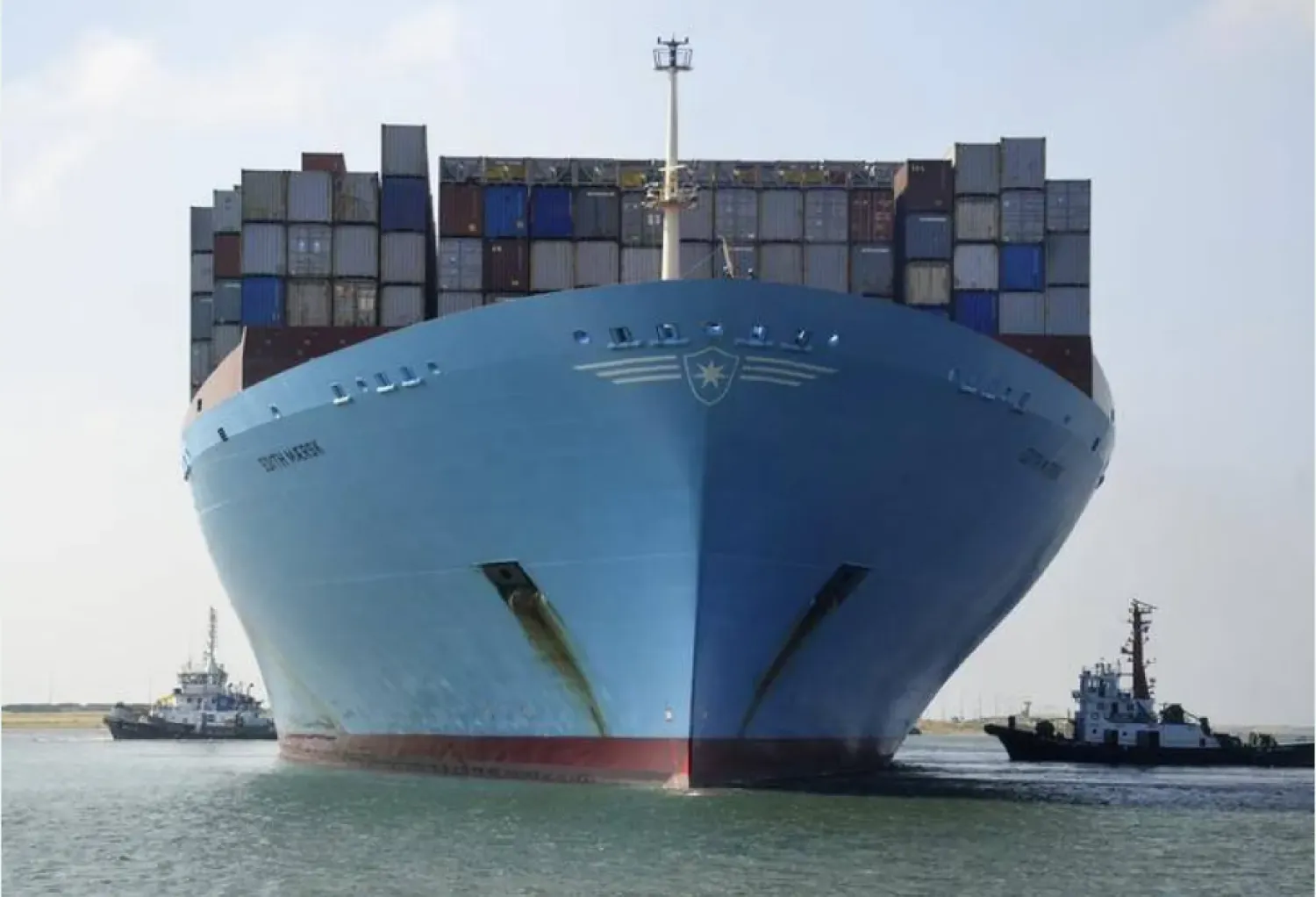 سفينة شحن تمر عبر ممر قناة السويس (الموقع الإلكتروني لقناة السويس)
