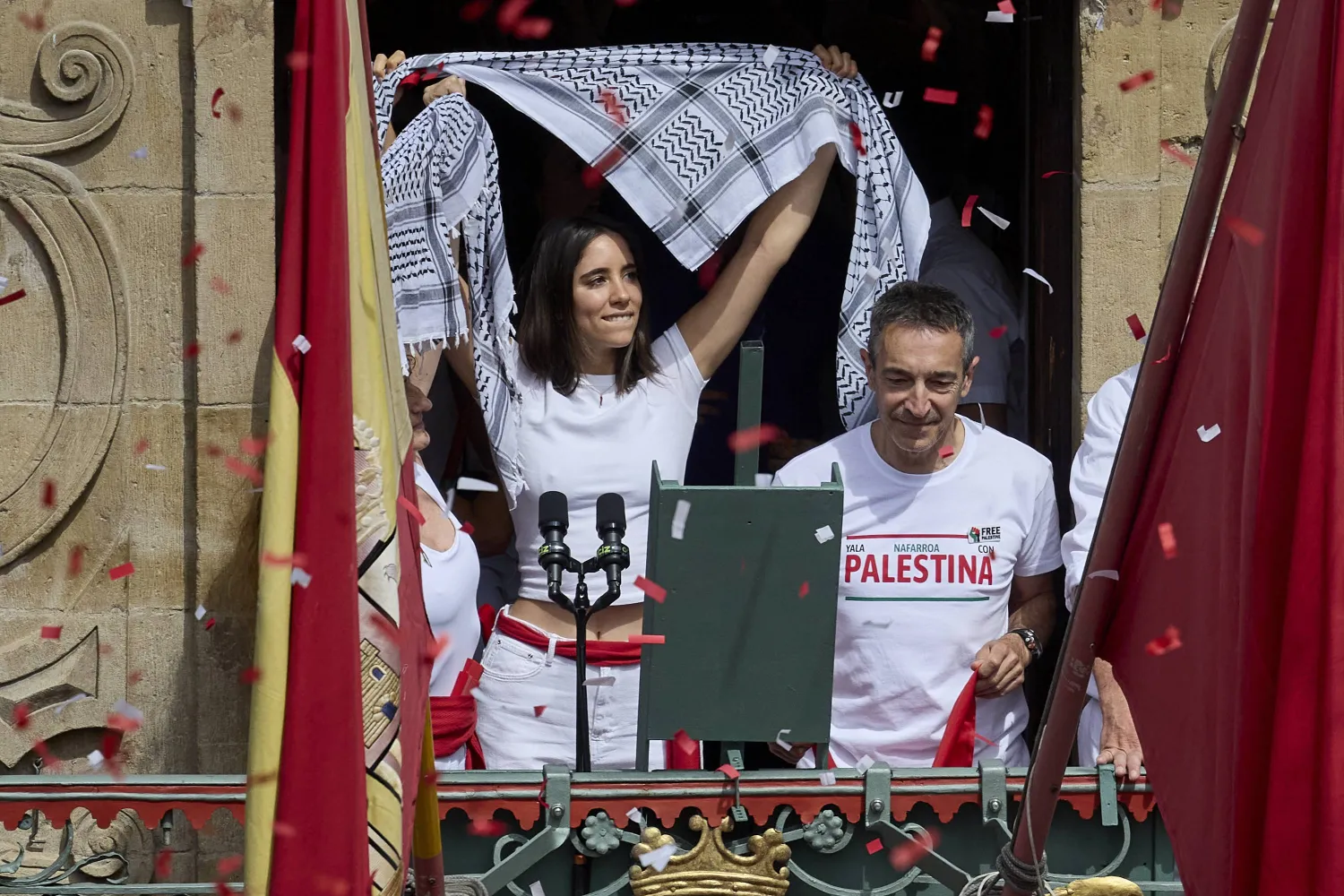 نشطاء مؤيدون لفلسطين يرفعون الكوفية خلال افتتاح مهرجان «سان فيرمين» في إسبانيا (إ.ب.أ)