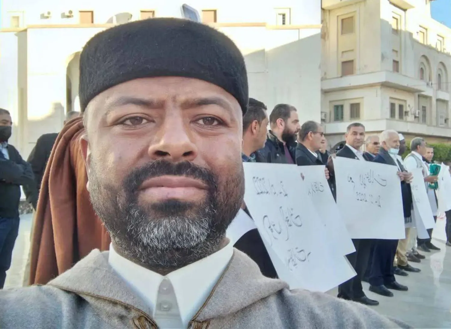 الناشط السياسي عبد المنعم المريمي خلال مظاهرة مناوئة لرئيس حكومة «الوحدة» الليبية عبد الحميد الدبيبة (حسابات على مواقع التواصل)