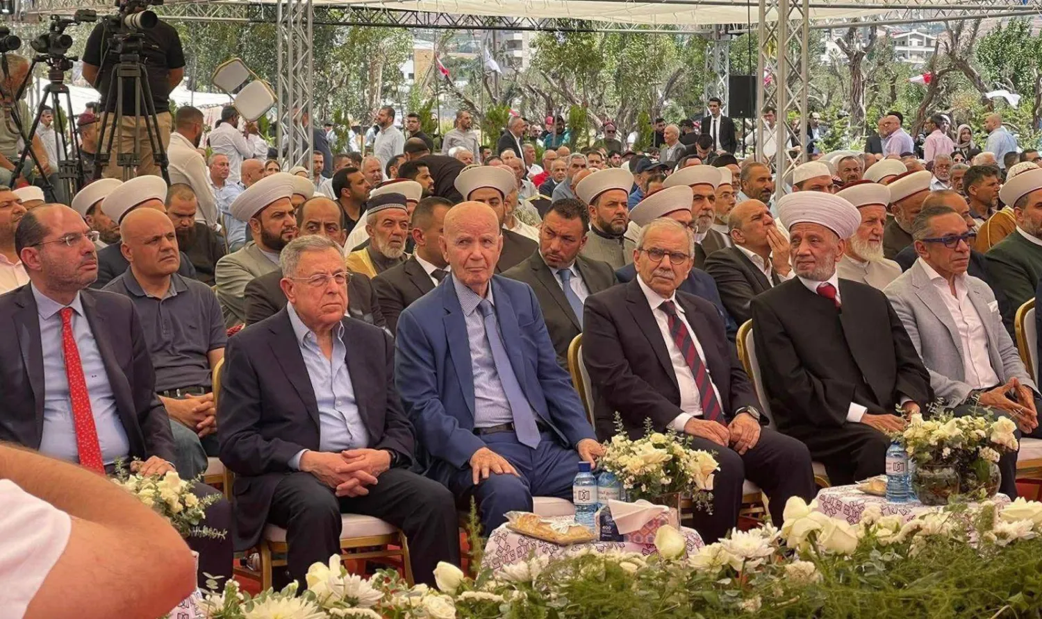 رئيس الحكومة نواف سلام متوسطاً مفتي الجمهورية عبد اللطيف دريان ورئيس الحكومة السابق فؤاد السنيورة والوزير السابق عبد الرحيم مراد والنائب حسن مراد (رئاسة الحكومة)