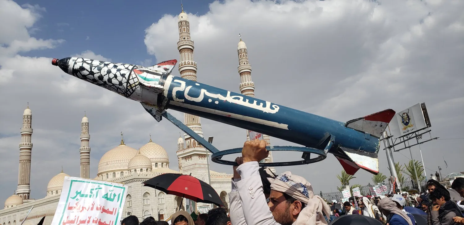 مناصرون للحوثي يحملون صاروخاً وهمياً خلال مظاهرة مناهضة لإسرائيل والولايات المتحدة بصنعاء 27 يونيو (إ.ب.أ)