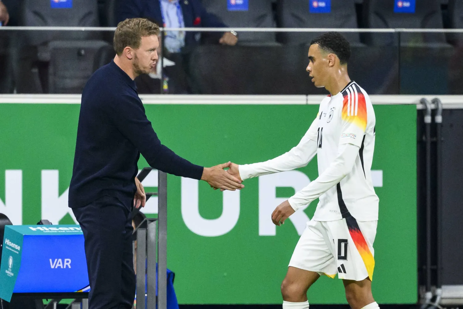 يوليان ناغلسمان مدرب منتخب ألمانيا رفقة جمال موسيالا (د.ب.أ)