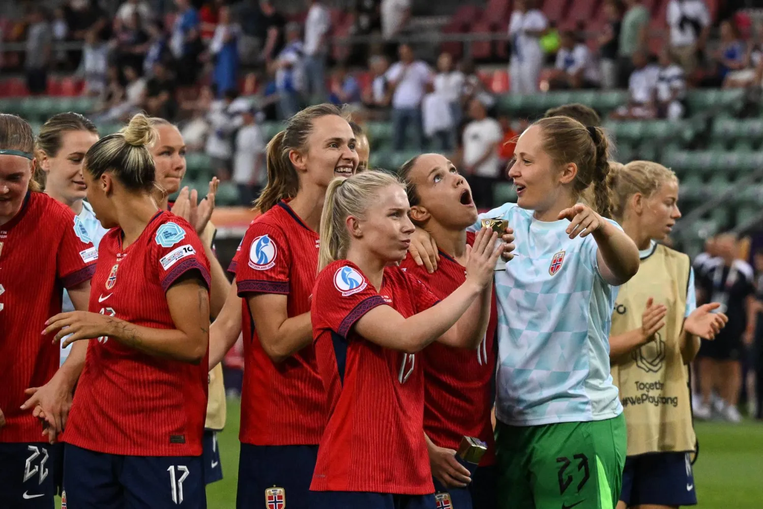 فرحة لاعبات النرويج بالفوز على فنلندا (أ.ف.ب)