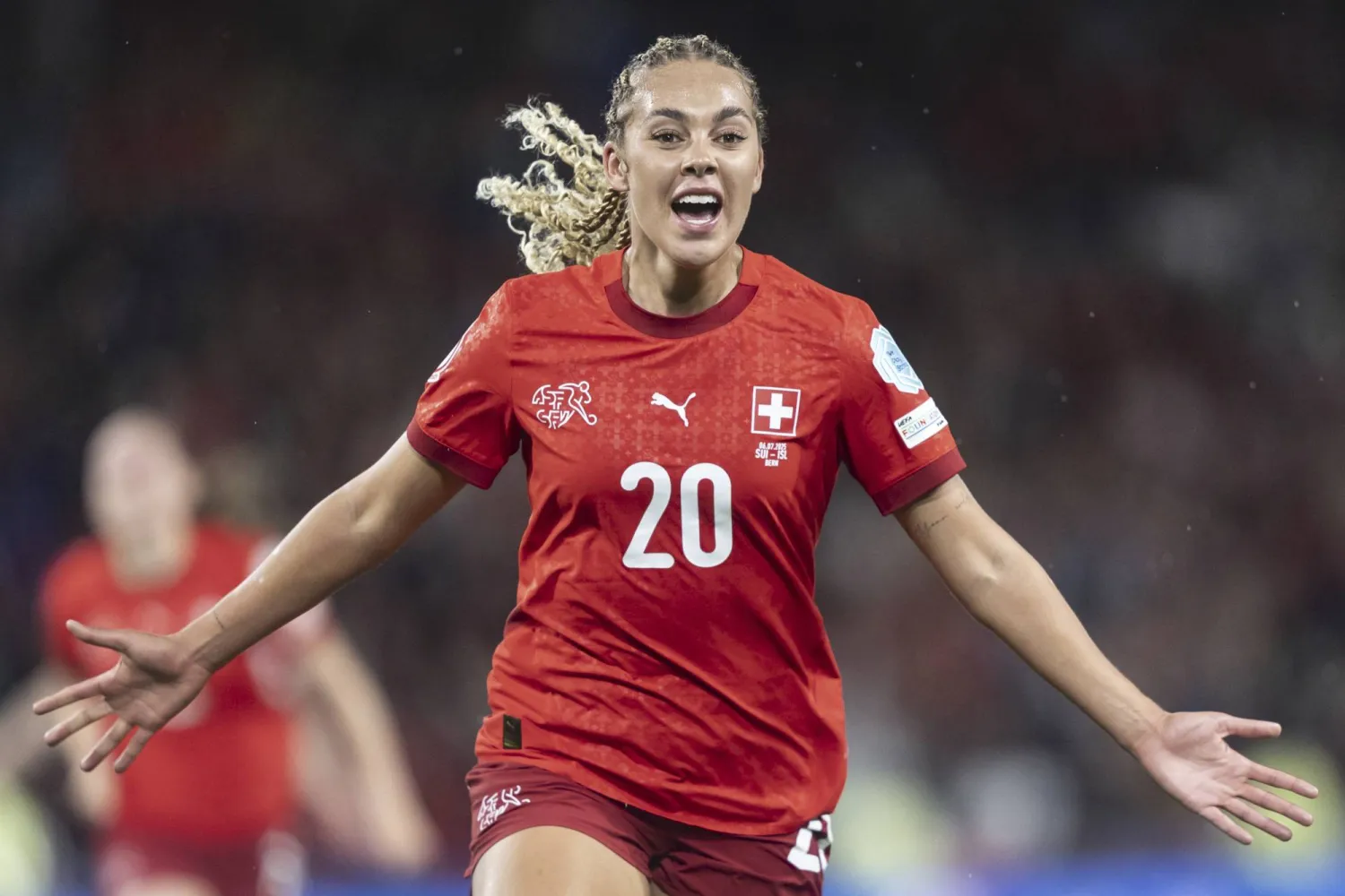 أليا بلجريم لاعبة سويسرا تحتفل بهدفها في أيسلندا (أ.ب)