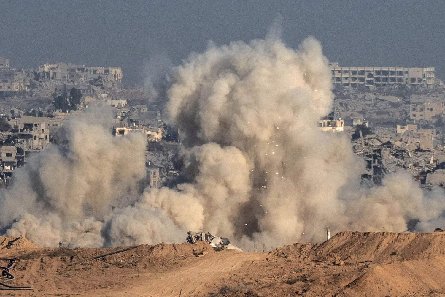 دخان يتصاعد من موقع ضربة إسرائيلية في قطاع غزة أمس (أ.ف.ب)