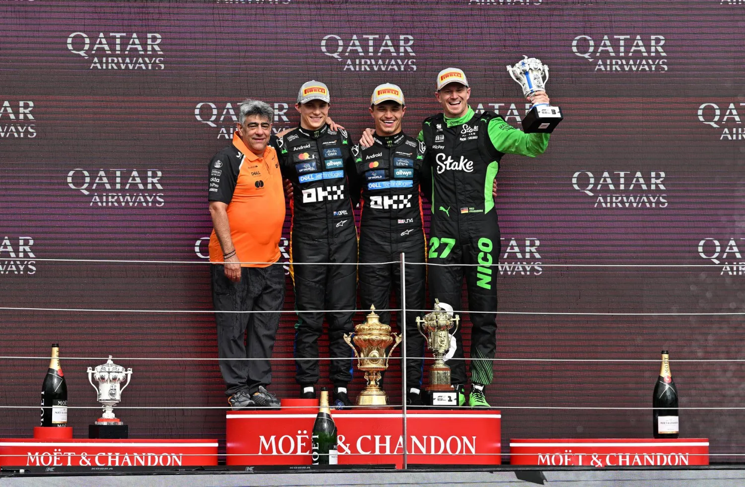 السائقون الثلاثة الذين صعدوا على منصة التتويج بسباق جائزة بريطانيا الكبرى ضمن بطولة العالم لسباقات «فورمولا 1» (إ.ب.أ)