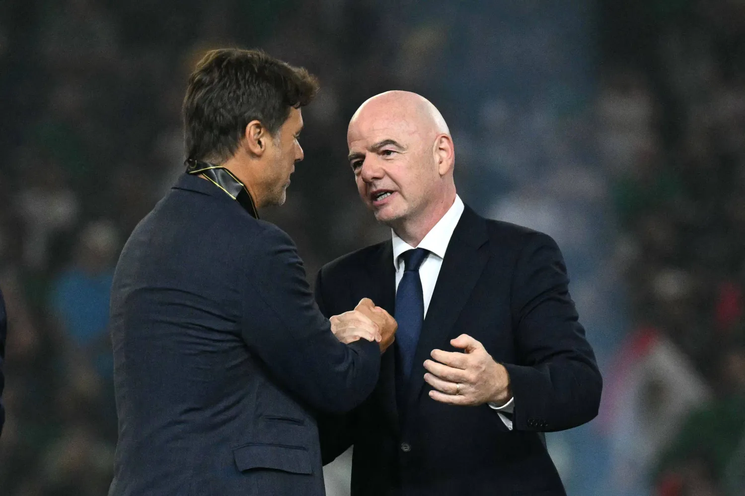 ماوريسيو بوكيتينو برفقة جياني (أ.ف.ب)