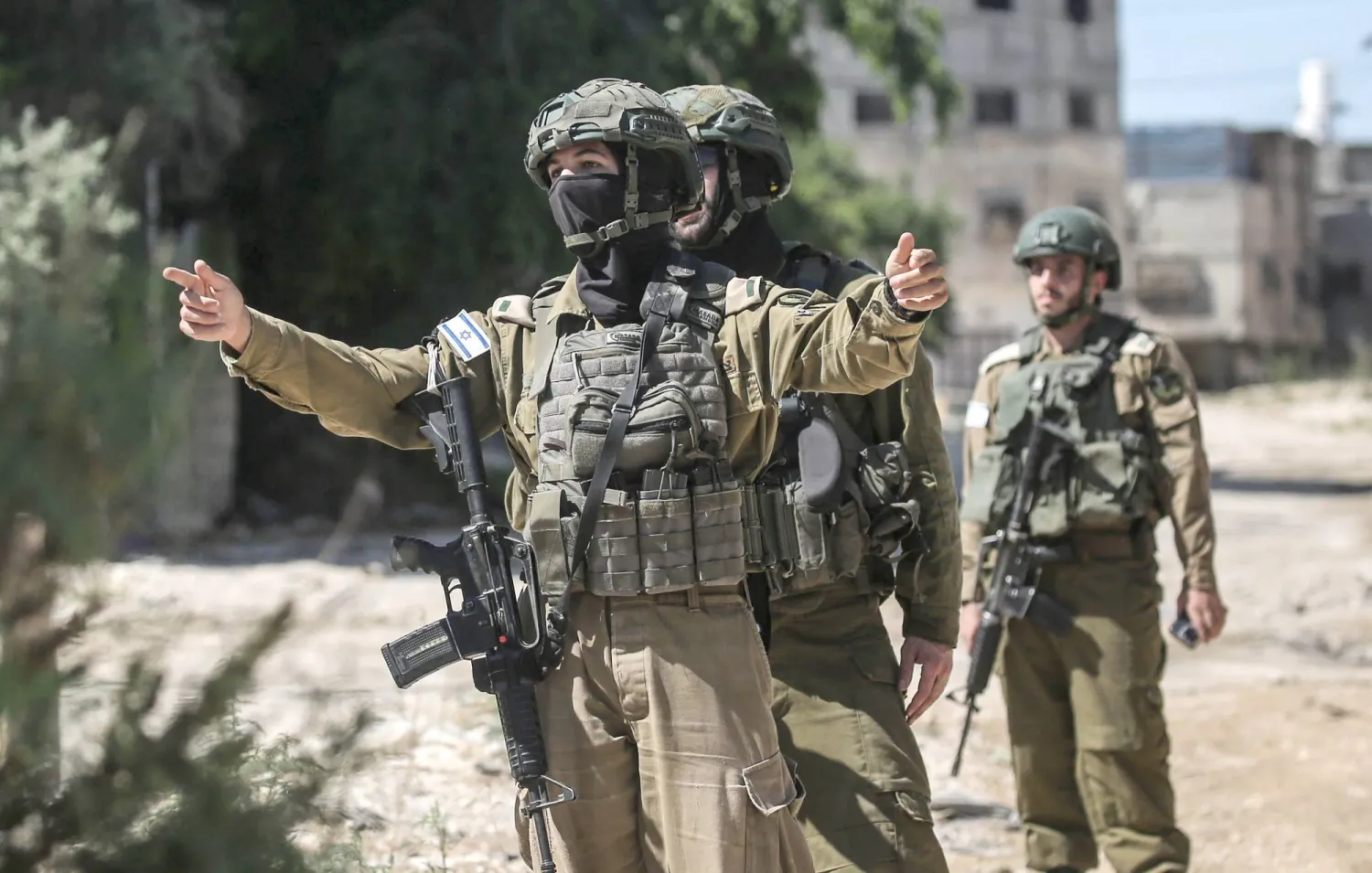 06 July 2025, Palestinian Territories, Tulkarm: An Israeli soldier enforces a ban as he attempts to enter the Tulkarm refugee camp in the West Bank. Photo: Nasser Ishtayeh/SOPA Images via ZUMA Press Wire/dpa