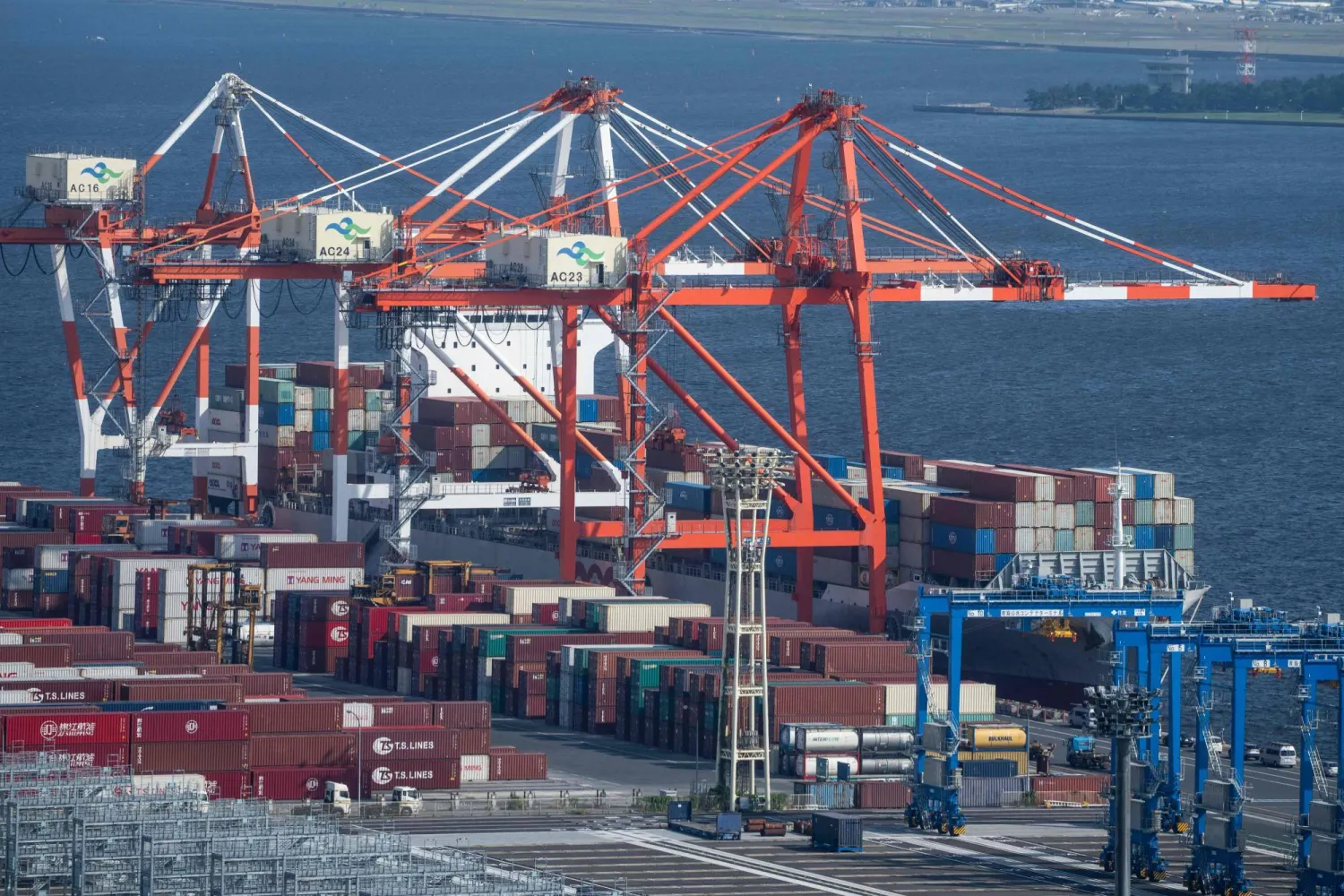 حاويات وسفن شحن في محطة البضائع بميناء العاصمة اليابانية طوكيو (أ.ف.ب)