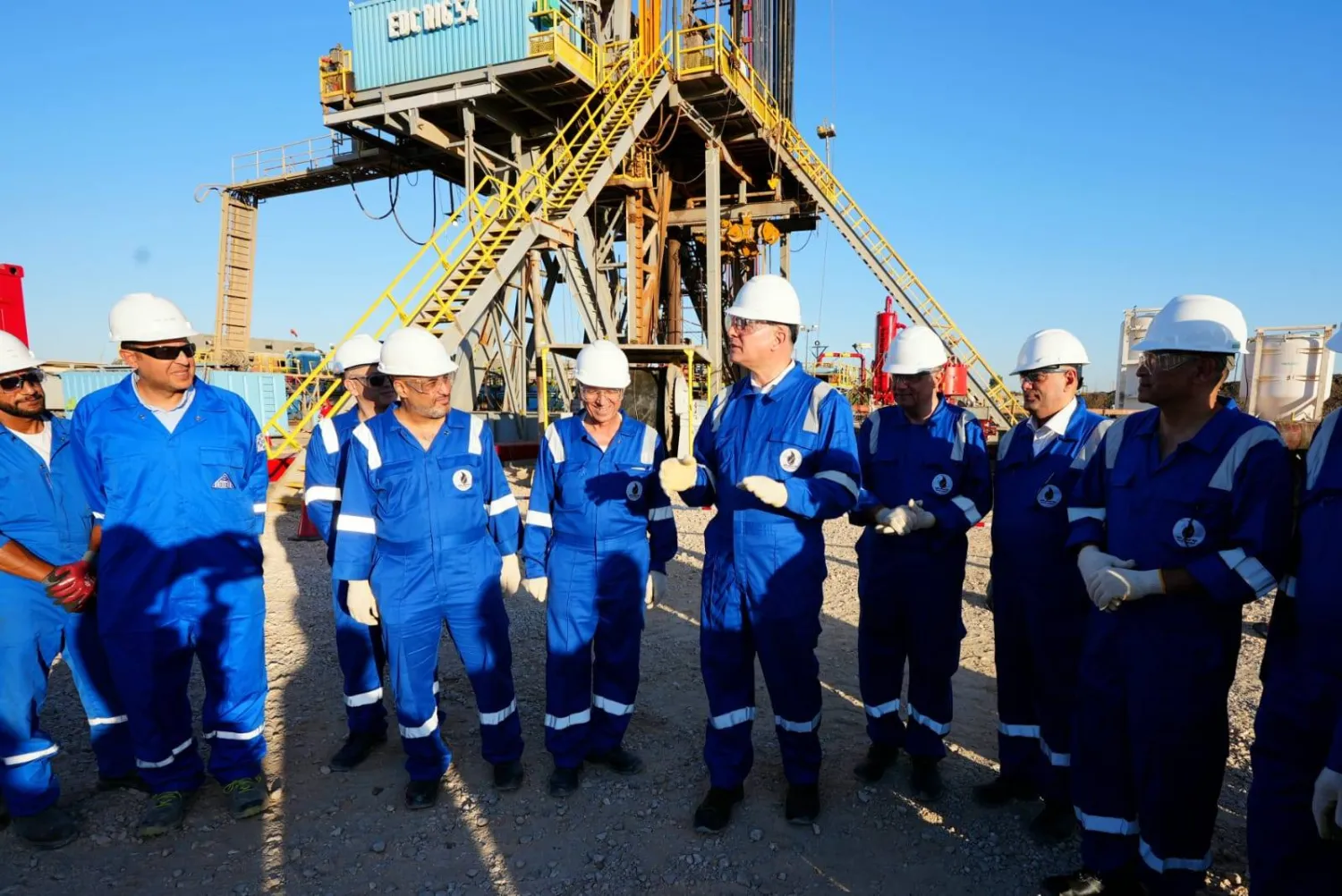 وزير البترول المصري كريم بدوي يتحدث إلى المهندسين بحقل «بيجونا-2» شمال القاهرة (وزارة البترول المصرية)