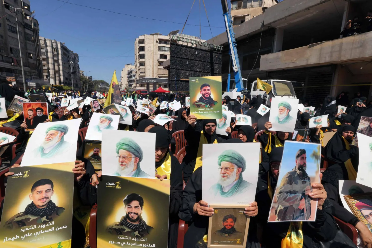 لبنانيون من الطائفة الشيعية يشاركون في مراسم ذكرى عاشوراء التي نظمها «حزب الله» في الضاحية الجنوبية لبيروت يوم الاثنين (أ.ف.ب)