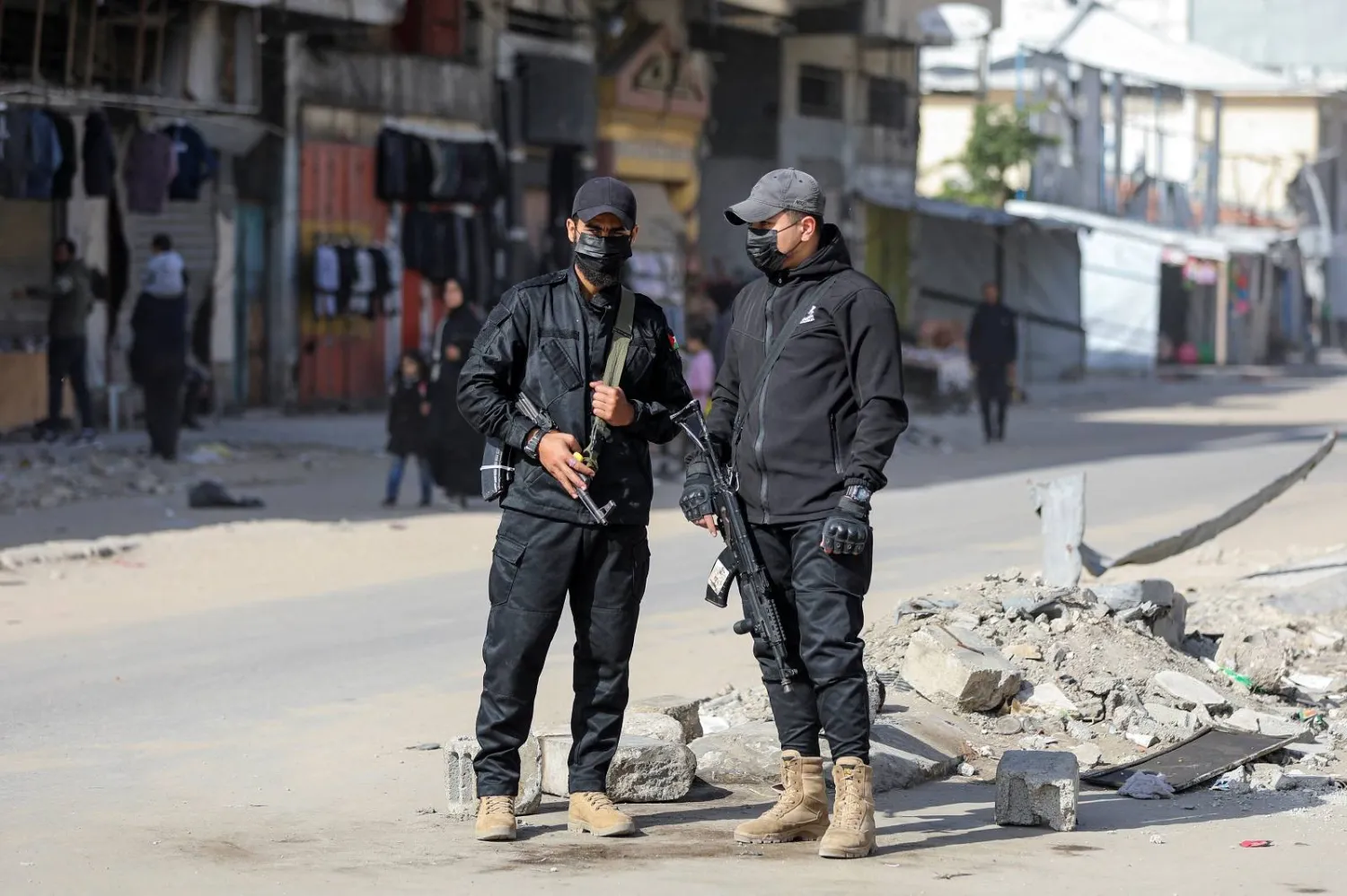 عناصر من شرطة «حماس» يقفون للحراسة بعد انتشارهم في الشوارع عقب اتفاق وقف إطلاق النار (رويترز)