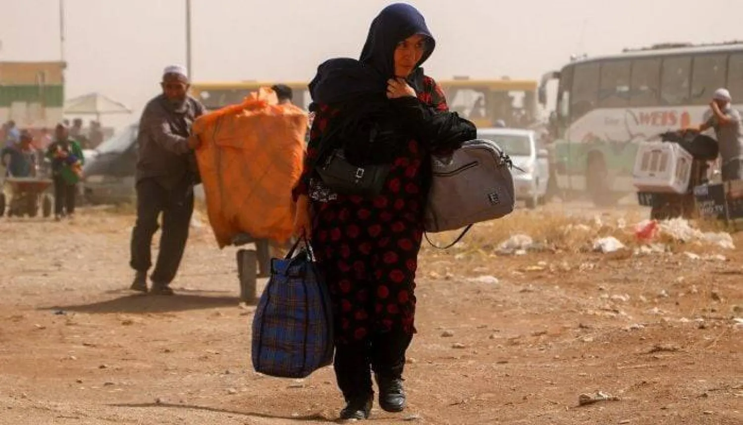 مهاجرون أفغان وصلوا من إيران إلى معبر «إسلام قلعة» بين أفغانستان وإيران في 5 يوليو 2025 (أ.ف.ب)