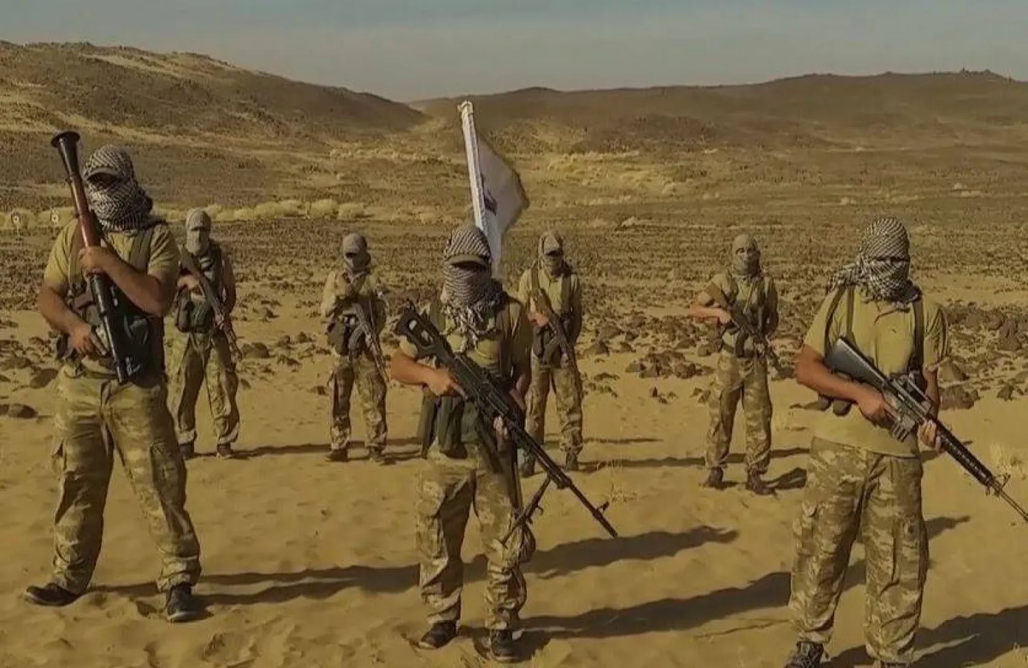 لقطة من فيديو متداول يظهر مسلحين يدعون الانتماء إلى حركة «حسم» المرتبطة بتنظيم الإخوان «المحظور»