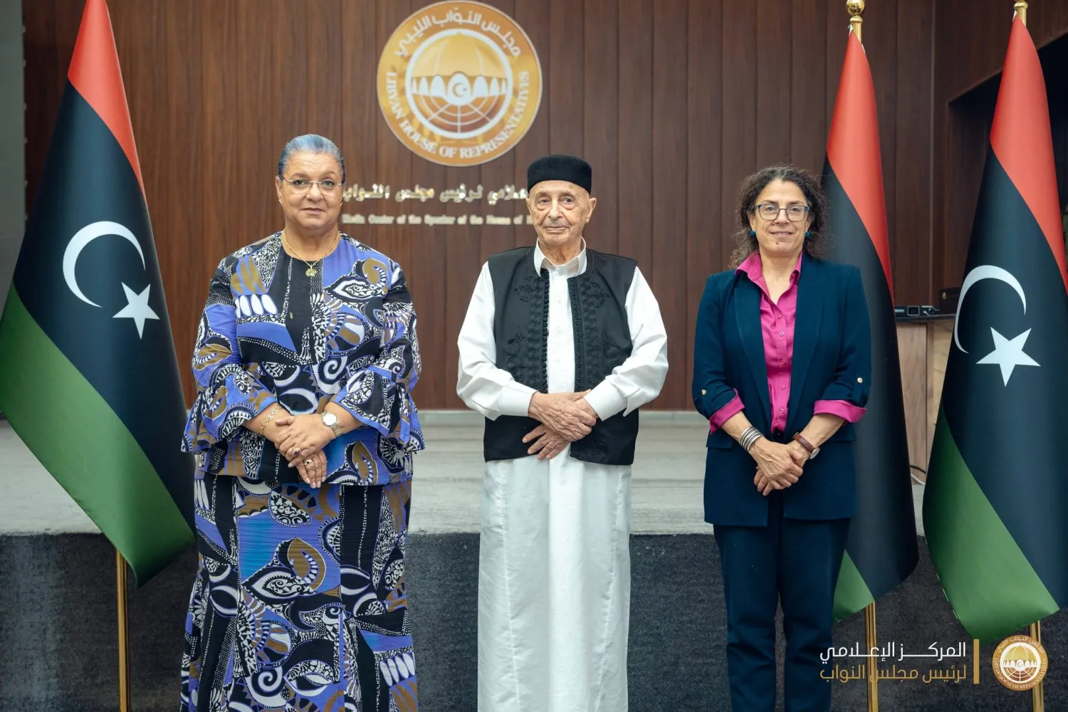 رئيس مجلس النواب الليبي عقيلة صالح يتوسط رئيسة البعثة الأممية هانا تيتيه (يسار) ونائبتها ستيفاني خوري (مكتب رئيس مجلس النواب)